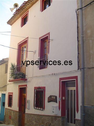 FRONT VIEW OF HOUSE