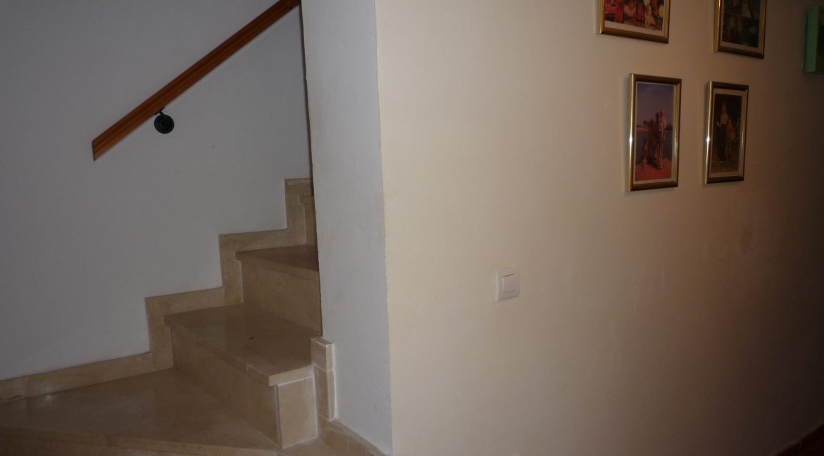 ESCALERA A LA PRIMERA PLANTA