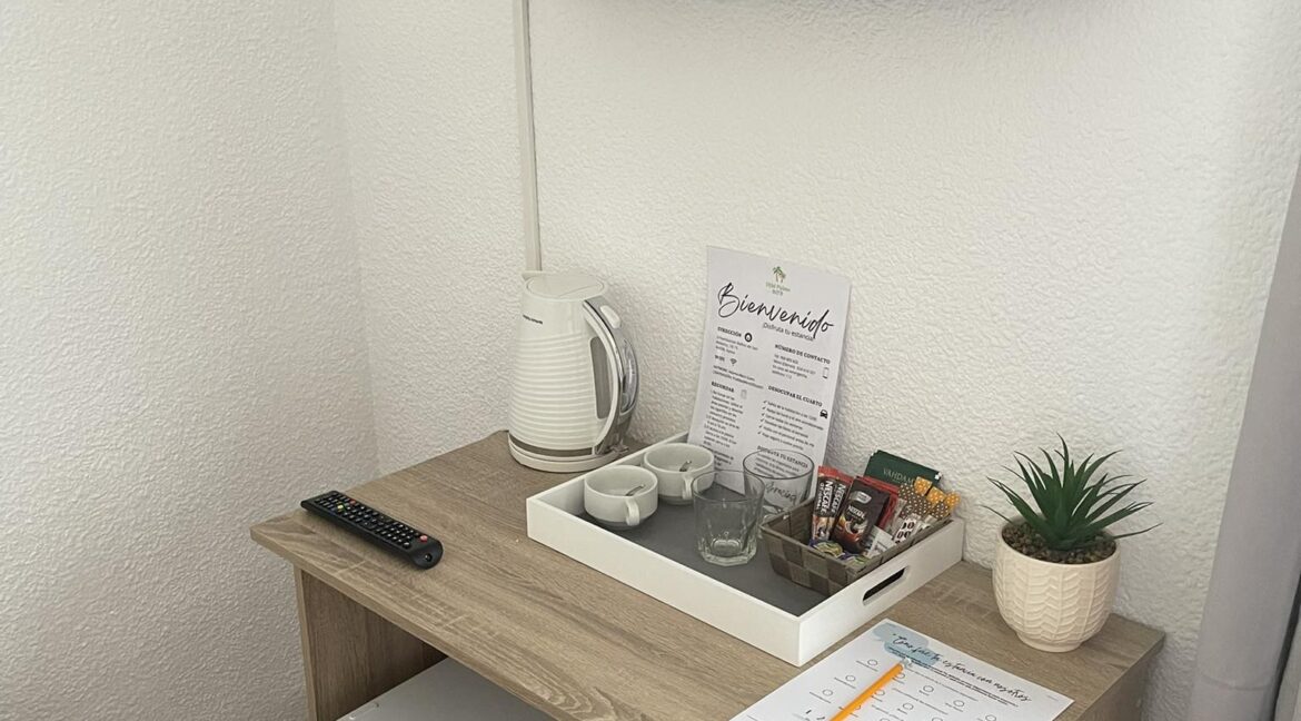 Room 2 TV & Table Pic 1